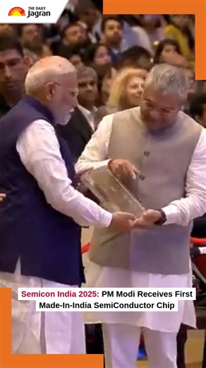 #Watch | India's first indigenous 32-bit microprocessor, 'Vikram,' was unveiled at Semicon India 2025. Developed by ISRO, the processor is designed for space applications, marking a significant step toward self-reliance in the semiconductor sector and reducing dependence on foreign technology. [ Semicon India, Vikram, semiconductor chip, ISRO ] | The Daily Jagran