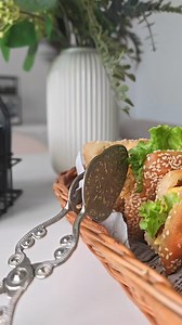 SÉSAME OUVRE TOI ⬇️ Des p'tits pains frits au sésame, à la fois croustillants à l'extérieur, moelleux à l'intérieur et très léger !! Parfaits pour un sandwich 😍 C'est une version express avec une pâte à pizza prête à l'emploi que je vous propose aujourd'hui ! Pour la version maison, retrouvez ma recette de pâte sur mon blog "Pains frits au sésame" Et pour aller plus vite.. J'utilise les cubes de filet de poulet @amanbox.fr que j'ai légèrement décongelé et zouuu à la poêle ! 🔶Pains frits x12 : 