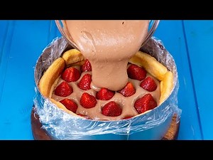 A super simple dessert made of strawberries and sponge fingers. Without baking