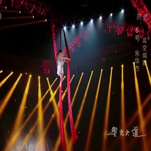 19K views · 167 reactions | La chica muestra su increíble habilidad de bailar en las cuerdas colgantes en el cielo. #BestofCCTV | CCTV | Facebook