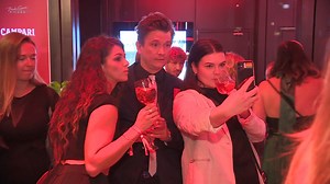 71K views · 335 reactions | Znáte to, filmové Vary nejsou jen o filmech, ale pro mnohé návštěvníky a celebrity hlavně taky o večírcích – a že umí být pěkně divoké, se mnozí dozví třeba až druhý den z novin nebo internetu... | TOP STAR | Facebook