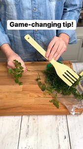 Easily remove cilantro from the stem using a wooden spoon. #foodhacks | Home Hacks & Easy Snacks