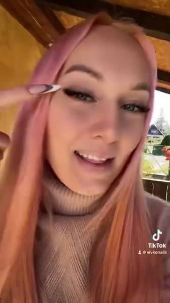 Hosszú Nap volt 🤭 először Tököl , kedves Alexandránál aztán siettünk is tovább Pestre randizni 🤭 kb most értünk haza (holnap kirakom hol is jártunk még) 🧡 | Vivkó Nails