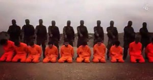 Video: un grupo anti-ISIS dio una dura lección a sus prisioneros terroristas