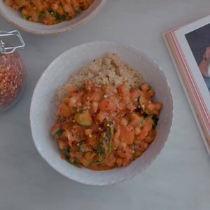 Sweet potato and courgette stew, dream one pot dinner with cumin, coriander, mustard seeds and chilli flakes, all simmered in a creamy coconut milk base with wilted spinach and chickpeas stirred through 🤗 🌱 The recipe is on p.166 of The Cookbook and the full video is on YouTube now The Cookbook: https://amzn.to/2HEtVrr YouTube: https://bit.ly/2Qt4SvV | Deliciously Ella
