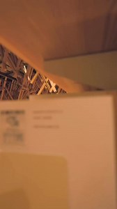 Yusuhara Town Library جاپان کے کوچی پریفیکچر میں واقع ہے اور اس کا ڈیزائن معروف معمارKengo Kuma نے تخلیق کیا۔ یہ لائبریری اپنے فن تعمیر کی خوبصورتی اور قدرتی مواد کے استعمال کی وجہ سے مشہور ہے، خاص طور پر لکڑی کے استعمال کی وجہ سے جو کہ لائبریری کے ماحول کو نہایت آرام دہ اور قدرتی بناتی ہے۔ ڈیزائن کی خصوصیات: Kengo Kuma نے مقامی لکڑی کا بھرپور استعمال کیا ہے، جو اس لائبریری کو قدرتی اور ماحول دوست بناتا ہے۔ لائبریری میں کھلی اور کشادہ جگہیں بنائی گئی ہیں تاکہ روشنی اور ہوا کی بہتر گردش ہو سکے۔ ل