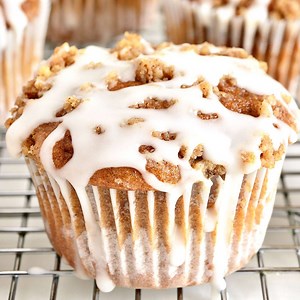 I bet you'll never guess what surprise ingredient is in these APPLE SPICE MUFFIN RECIPE it adds fiber and sweetness!! print full recipe>> http://tidymom.net/2016/apple-spice-muffins/ | TidyMom