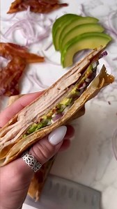 🥑🔥 Crispy Turkey Wrap Melt with Avocado & Bacon! This recipe is a game changer! Perfect for a quick lunch or dinner meal that's packed with nutrition! Follow it step by step and find out how to create this delicious dish by @sharingthetastee. Follow us for more delicious avocado recipes. #AvocadosFromChile #HealthyEating #AvocadoRecipe #CrispyTurkeyWrapMelt #AvocadoBacon #HealthyLunch #HealthyDinner #EasyRecipe #Avocado | Avocados from Chile