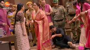 Tulsi ki Maa laga rahi hain Mohan par ilzaam, kya koi kahega kuch ya yun hi sab khade rahenge chup? #KhatreKiDastak #PyarKaPehlaNaamRadhaMohan #TrendingOnZee Dekho Kahin Bhi Kabhi Bhi #Zee5 App Par: https://zee5.onelink.me/RlQq/ftDownloadZEE5App | ZEE TV