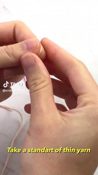 Cómo transformar hilo delgado en hilo grueso para crochet