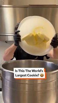 Is This The World’s Largest Cookie? 🍪 #BakingChallenge #MegaDessert #GiantCookie