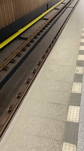 Plate-forme de métro vide à côté : vidéo de stock (100 % libre de droit) 3995028331 | Shutterstock