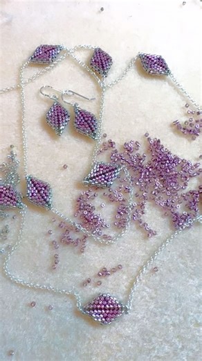 Just finished this set —I’m in love with this gorgeous metallic orchid color-really hard to photograph. It’s between pink and purple and I loved working with it! 💜🩷💗🩶🤍 #chainstationnecklace #beadweaving #beadedjewelry #beadednecklace #peyotestitch #shapedpeyote #casualchic | Seed Bead Bliss