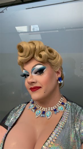 Kochana @lucy.darc zaprasza na show 🥳 Razem z nią na scenie @velvetrose.burlesque ❤️ A na 🎤 w piątek @thejake.007, w sobotę @nokturn.a 🤩 Bilety 🎫 madameq.pl lub link w bio! burleska • drag • Warszawa • spektakl • show • wydarzenie • najlepsza burleska w mieście | Madame Q