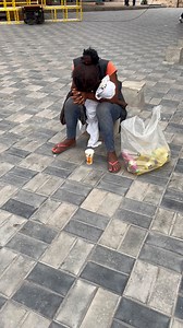 C’est dur à Kinshasa. 😭😭😭 Ce matin, en allant au travail, j’ai croisé une femme sans abri, déjà épuisée à l’aube, un enfant dans ses bras, espérant juste survivre à la journée. Une question dérange : qui met ces femmes enceintes et qui protège ces enfants ? Et surtout, quelle politique publique pour éviter que la misère se reproduise de génération en génération ? La pauvreté n’est pas un crime. L’indifférence, oui. 👉 Kinshasa mérite mieux. Le Congo mérite des politiques sociales, pas des slo