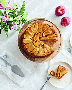 IZVRNUTI KOLAČ SA JABUKAMA Fenomenalni desert koji osvaja od prvog zalogaja, za prave sladokusce