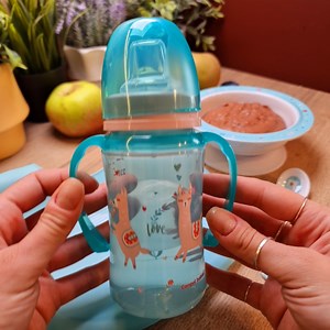 Piureul de prune cu măr copt și nuci este unul delicios, însă este mai atractiv să îl servim din bolul din melamină cu ventuză, pentru că este antiderapant și pentru că are imprimeuri frumos colorate! Iar cu cana de antrenament și cu baveta din silicon cu buzunar, desigur de la Canpol Babies, masa este una și curată, nu doar foarte gustoasă! https://flaveur.ro/piure-de-prune-cu-mar-copt-si-nuci/ | Flaveur