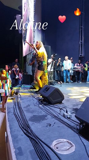 Singer Alaine pays her respect to Freddie McGregor singing "I Was Born a Winner" at Freddie McGregor and Friends Concert. #semiyahphotography📸 #realrock #winner #reggae #alaine @freddiemcgregorfriends @alainesinga @chinomcgregor | Steve James