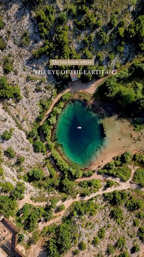 Would you float here? 👀 📍Izvor Cetine, Croatia The Eye of the Earth refers to a natural spring that emerges from underground, forming a round-shaped pool. The spring is known for its mesmerizing turquoise waters that create a captivating sight, hence the name “Eye of the Earth.” It offers various opportunities for outdoor activities. Visitors can engage in activities such as swimming, snorkelling, and even cliff jumping, under proper supervision and guidance. Also, the region around the Eye of