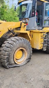 Proses bonkar pasangan ban alat berat wheellouder Tanpa buka pelek nya #fyp #tutorialbukabanwheellouder #reels #reelsvidio #truck | Sandi Nuryaman