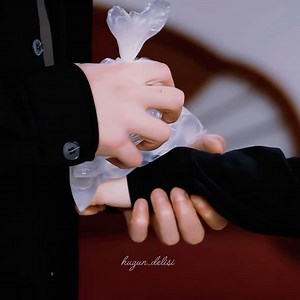 Dilruba ✨️ on Instagram: "Fragman 鹿 Elif, Aziz'in nişan takımını ütülerken elini yakmış. Aziz'de buz getirmiş koysun diye, küçücük sahneyle kendime geldim sanki  Cumaya Aciz ve Ece nişanı patlayacak gibi 來爐 #Esaret #AzEl #YakupSelimBağçiçek #SuTihonova #keşfet #keşfetteyiz #kanal7"