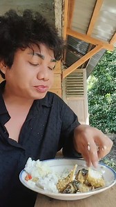106K views · 2.9K reactions | Ular kok dimakan kayak gak ada makanan lain aja !!! Daripada kau minum kencing onta mending aku makan bangkai tikus !!!! Jangan kau samakan lidah aku sama lidah kau !!! Kau anggap aku primitif otak kau yg primitif kurang pengetahuan !!!! Dunia ini bukan milik kau Sorang setiap orang punya dunia masing-masing ??? Mari makan #food #mukbang #sorotan | Wiwid Ballabih Cmx | Facebook