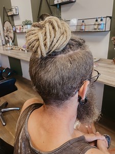 25K views · 278 reactions | ✨ Welcome back to Diane's Updo Corner ✨ Today we will show you a simple updo for when you have shaved sides. And this time, on Real Dreads! 癩 A quick bun and you don't need any accessories for it! What do we think? Yes or YES?  #dreadshop #realdreads #dreadlocks #hairstyle #updo #dreadbun | Dreadshop | Facebook