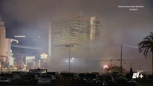 Con un show que incluyó fuegos artificiales y drones, el legendario Hotel y Casino Tropicana Las Vegas fue derribado con una demolición controlada la madrugada del miércoles 9 de octubre. El Tropicana era el último casino que quedaba de su época en Las Vegas Boulevard. En el lugar que por 67 años ocupó este complejo se construirá un estadio de béisbol de última generación, en donde jugarán los Atléticos de Oakland. Video de Reuters | NMás