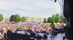 Well, hello there #næstved 🤩❤️☀️😎🎤🕺🏼#ve90erne @vielsker90erne #nopromises #greatcrowd | Bryan Rice