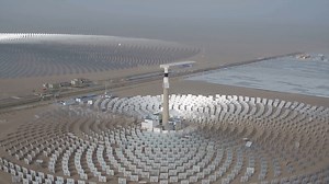 The world's largest 'mirror' solar plant, Noor, features 7000 mirrors that follow the sun and reflect an abundance of sunshine up at a spectacular tower. This tower is not visible to the naked eye. #Inovation #Knowledge #NoorSolarPlant #concentratedsolarplant #noorsolarplant #greenenergy #greenenergysolutions | IPin Pakistan | Facebook