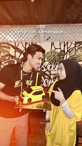 2019 - Kenal & LDR , rahsia2 dulu sebab abang2 aku macam singa jadian ada 7 orang , jenuh zaki nak hadap sorang2 🤣 2020 - Jumpa family 2022 - Tunang , selepas 3 bulan baru kahwin 🤣 And now dah 3 tahun kahwin 🥰 tapi tula salah sorang abang aku yang singa jadian tu masih single sampai sekarang 😭 Pinangan dibuka untuk dia . Sape nak datang minang boleh roger 😂 | Raasuzuran