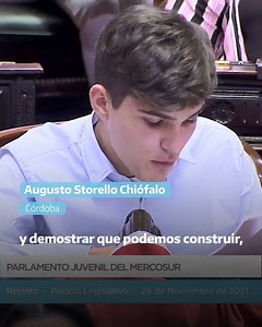 En palabras de Augusto, de Córdoba, el #ParlamentoJuvenilDelMercosur demuestra que la escuela es un lugar de oportunidades y de derechos. En el Congreso de la Nación leyó un fragmento del documento nacional, elaborado por chicos y chicas de todo el país con el lema #LaEscuelaSecundariaQueQueremos. Nos comprometemos a que sus voces formen parte de la agenda educativa. | Ministerio de Educación de la Nación Argentina 2019-2023