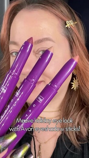 Holiday party ready! ✨🤩 bit.ly/3QhgHrs @sarahjeangirl shows us how to get an easy eyeshadow look using the CathyCat Shadow Gaze Sticks! #eyeshadowlook #holidaymakeup #avoninisder | Avon