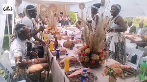 13K views · 289 reactions | Zatsho zigiya izalukazi phambi ko mkhwenyana zimnathisa uggodokhaya Ingoma ithi iNkomo zomnyeni zitsho amalobolo Liwubizani lomgido kwesakini isgodi 1Amantshomani? 2Izikeyi? 3Isitshikitsha? 4Amabhiza? Isintu emuntwini | Sigiya Ngamasiko Ethu | Facebook