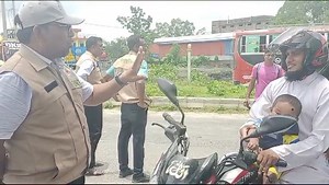 অদ্য ২১/০৬/২৪ ইং তারিখে পুলিশ বিভাগ ও বিআরটিএ নীলফামারী সার্কেলের সমন্বয়ে মোটরযানের অতিরিক্ত গতি নিয়ন্ত্রণ, অযান্ত্রিক যানবাহন চলাচল বন্ধকরণসহ ফিটনেসবিহীন , পণ্যবাহী পরিবহনে যাত্রী উঠানো, রেজিস্ট্রেশনবিহীন মোটরযান এবং হেলমেটবিহীন ও ড্রাইভিং লাইসেন্সবিহীন চালকের বিরুদ্ধে মোবাইল কোর্ট পরিচালিত হয়। উক্ত অভিযানে ১২ টি মামলা দায়ের করা হয় এবং মামলার বিপরীতে ৪৪,০০০ টাকা জরিমানা আদায় করা হয়। | Bangladesh Road Transport Authority (BRTA)