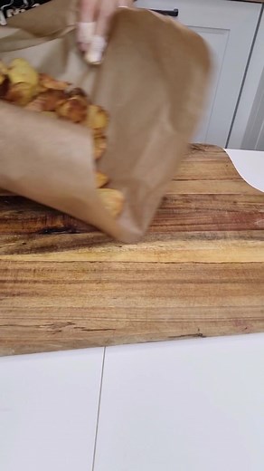 Ich habe im Ofen selber Chips gemacht, war richtig knusprig, lecker und einfach, das Rezept findet Ihr auf meine Seite #essen #food #backen #bakery #hausgemacht | Was kommt heute auf den Tisch?