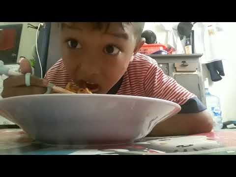 makan mie pedas