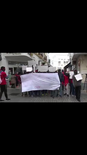 🔴Los refugiados del CEAR de Campano en Chiclana se manifiestan pidiendo asilo Los inmigrantes refugiados desde hace meses en el CEAR de Campano se han manifestado por que no han obtenido el asilo. Estas personas solicitan un trato digno y acorde a la declaración Internacional de los Derechos Humanos. Los menores han afirmado que el Gobierno se niega a trasladarles a centros de menores. Vídeo de 📽 Tuya TV @tuyalajanda #manifestation #TuyaNoticias #TuyaTV #TuyaTelevisión #ÚltimaHora #Chiclana #C