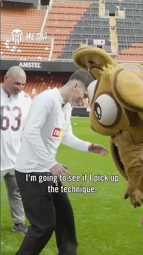 Learning how to tackle with Roberto Garza... Not bad, @pepelug8 😆 ‪@ChicagoBears‬