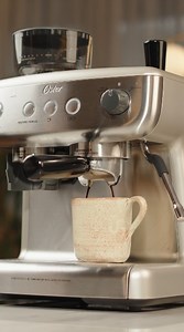 Seu inverno ganha um novo sabor com a Cafeteira Espresso Oster® Xpert Perfect Brew. Neste modelo, você conta com moedor integrado com 30 níveis de moagem, bomba italiana e tecnologia de controle de temperatura e pré-infusão, essenciais para conferir mais qualidade ao preparo do seu café. Aqueça seus momentos com um sabor único. Conheça a Espresso Xpert Perfect Brew: https://bit.ly/3pXcs9G. #oster #cafeteira #cafe #espresso #inverno | Oster Brasil
