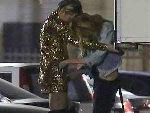 Miley Cyrus Topless, Gets Fingered By Her Girlfriend On Video