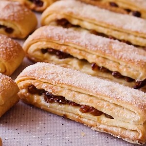 129K views · 830 reactions |   Fursecuri cu unt și stafide   杻 Le-aș face zi de zi  Mult, mult prea bune | Rețete Delicioase | Facebook