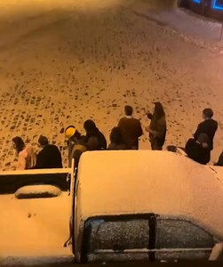 🎥 Director Zach Cregger is currently filming a new Resident Evil movie in Prague, marking a return to the dark world of the zombie apocalypse. The streets of Karlín have been transformed with American police cars, explosions, and intense stunt scenes, recreating the atmosphere of the iconic city known from the games. Set before 1998, prior to the destruction of Raccoon City, the film will introduce new characters and an original storyline. The premiere is planned for September 18, 2026. Thanks