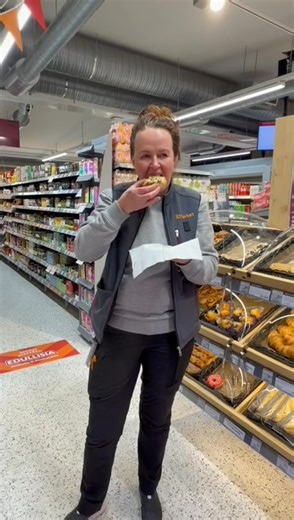 Kauppias Kirsi maistoi uutta Vaasan Aura-tähtitorttua 😋👍🏽 | K-market Pornainen