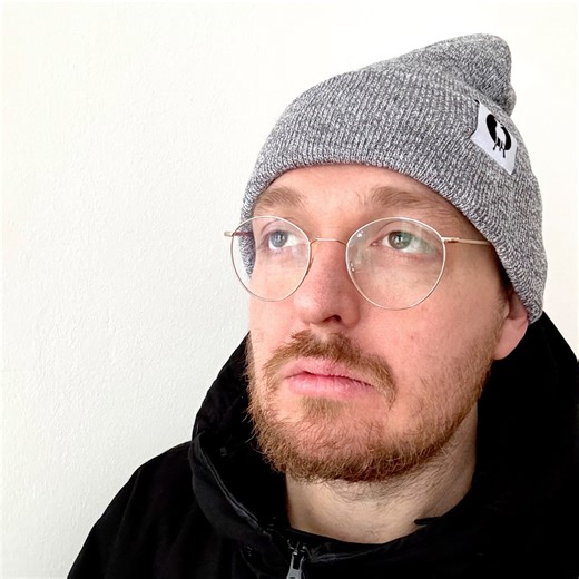 Der Shopmann empfiehlt: Diese schöne Mütz gibt es in unfassbar vielen Farbvariationen im allseits bekannten Antilopen-Shop. Da sind auch ein paar neue Shirt-Designs, die wir leider noch nie beworben haben. Wenn ihr bis zum 18.12. um 23:59 Uhr bestellt, kriegt ihr die Bestellung rechtzeitig zu Weihnachten. Bis später! 🎄 ► https://shop.antilopengang.de | Antilopen Gang