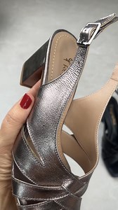 A Sandália Loix com suas tiras em couro trraçadas artesanalmente, tem o bico quadrado, o que a torna super atual. O slingback alonga a silhueta e seu salto não bloco de 6,5cm, é muito confortável. Ideal do trabalho até jantares especiais. Confira tudo em nosso site: https://reginarios.com.br/best-sellers Ou fale com nossas consultoras: Rita: (11) 96453-1164 Yraine (11) 96666-8529 🔖1ª Troca Grátis 🔖Parcelamos em até 5x 🔖Cashback 🔖Entregamos em todo o Brasil #euamoreginarios #reginarios #sapat