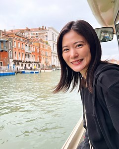 一双麻希 (いっそうまき) on Instagram: "ストーリーではアップしていましたが、 長くお休みいただき3週間ほど、ヨーロッパ&エジプトを旅してきました。 綺麗な観光地だけじゃなく、ちょっとアドベンチャーな泥臭い旅もしたい私なので笑、 エジプトもセットしたことが色々とギャップや振れ幅ができ、面白い旅となりました..！🌏✨ YouTubeは先になりそうなので🥲🙏 こちらで少しずつ振り返っていこうと思います。 最初に降り立ったヴェネツィア。憧れの水の都✨ 空港から市街地まで陸路は繋がっていないので、 着いて早速、空港✈️▶︎バス🚌▶︎船(水上バス)🛳️と 必死にドキドキ乗り換えをし、ようやくヴェネツィアの島に到着。 いつも旅最初の地に降り立って、 その土地の空気を思い切り吸い込む瞬間、 一人身が締まる緊張感と旅が始まる高揚感が一緒に溢れてきます。。⚡️😌 写真は23時間のフライトを終えへとへとなはずが 初めての水上バスにウキウキな一枚。📸🛳️ #ヴェネツ