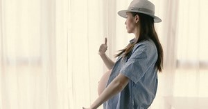 clip-1012503380-excited-woman-expectancy-wearing-top-hat-dancing