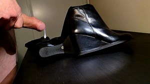 Creaming Black wedge boots