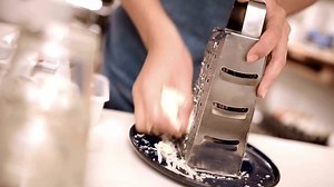 Une personne râpe du fromage à : vidéo de stock (100 % libre de droit) 3981096115 | Shutterstock